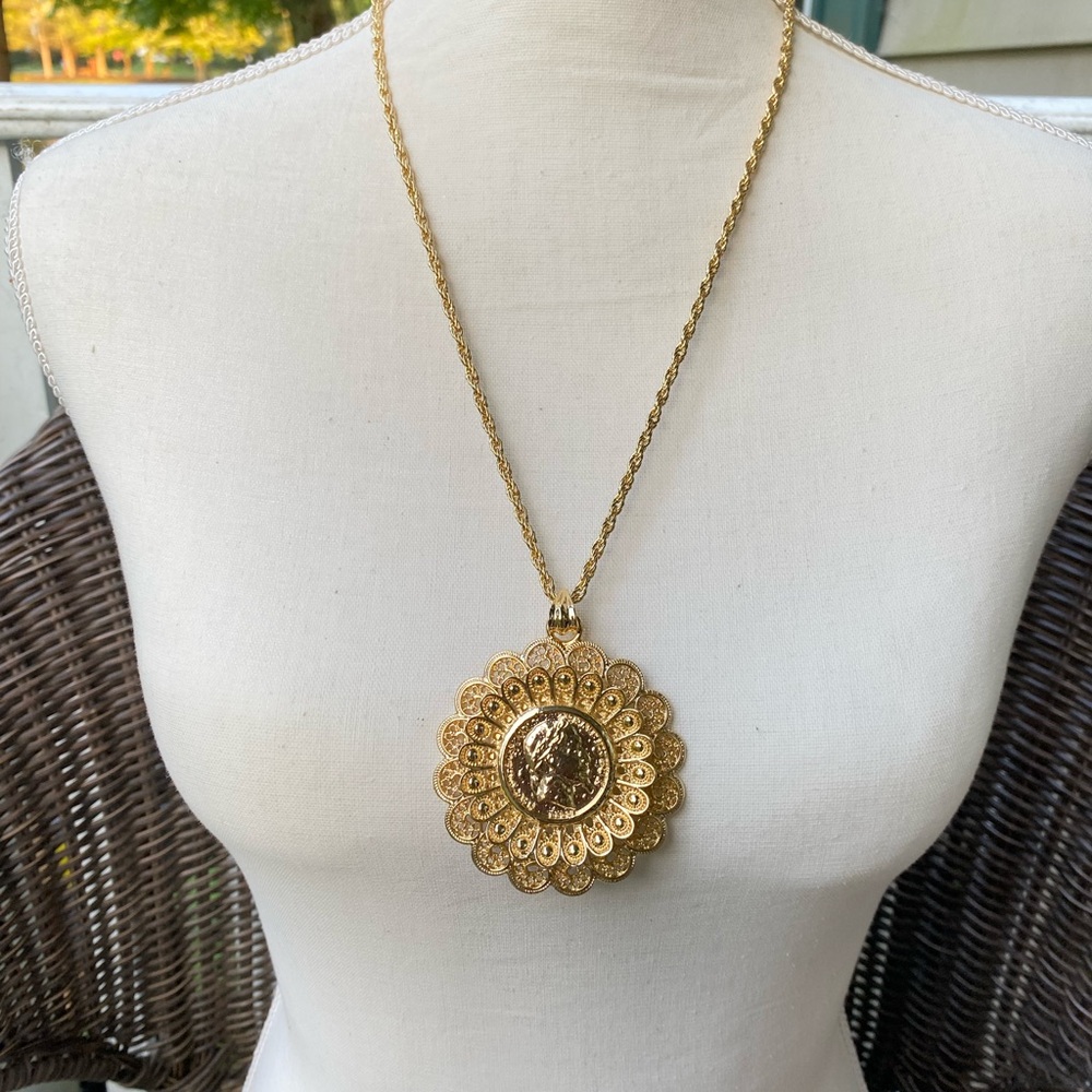 Elegant Gold Pendant Necklace - Picture 3 of 4